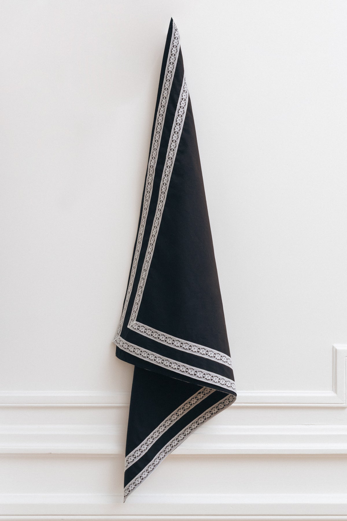 Le Louis - Licorice Lace