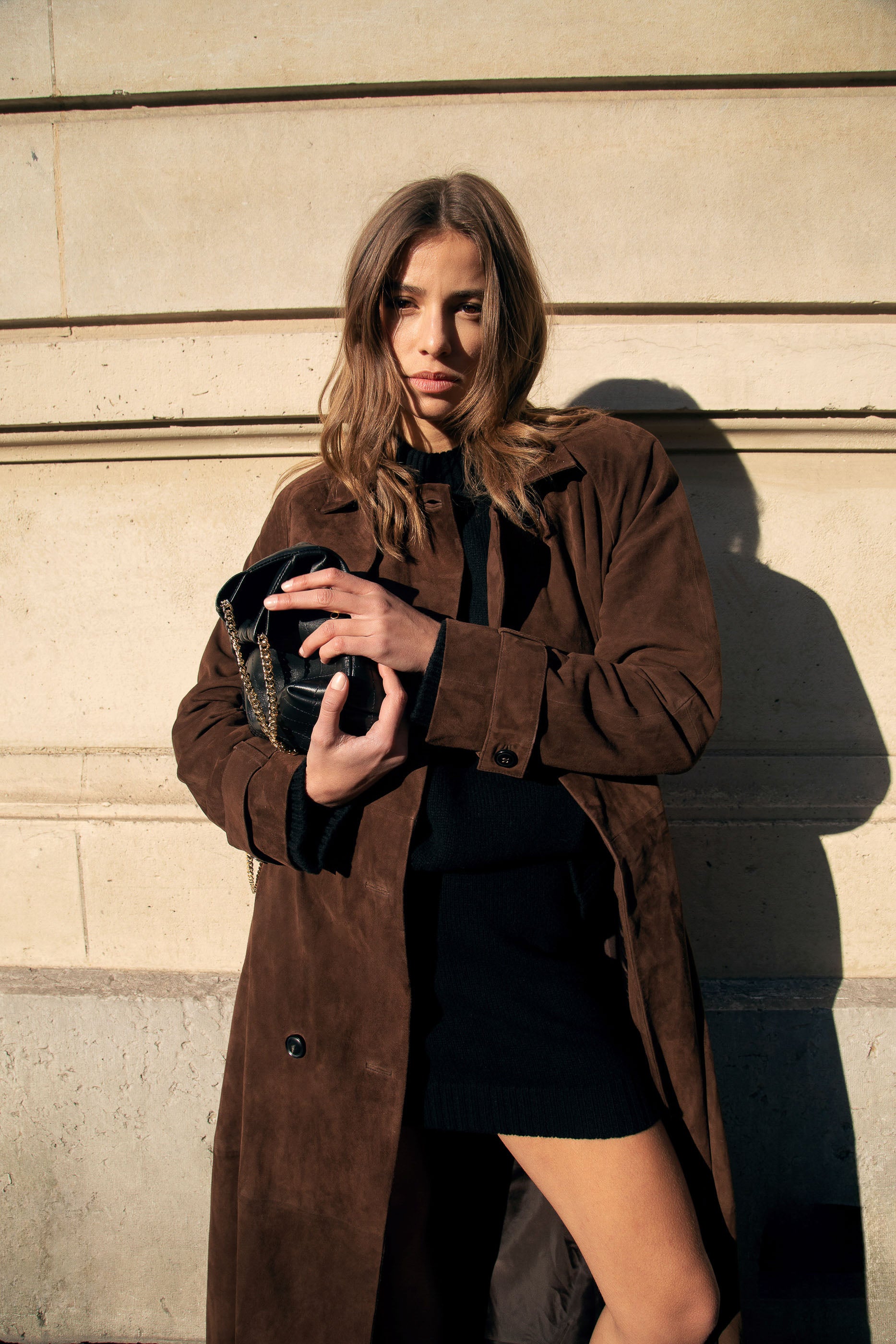 Le Joyce Le Trench Long en Daim Chocolat Ultime, Tellement Must